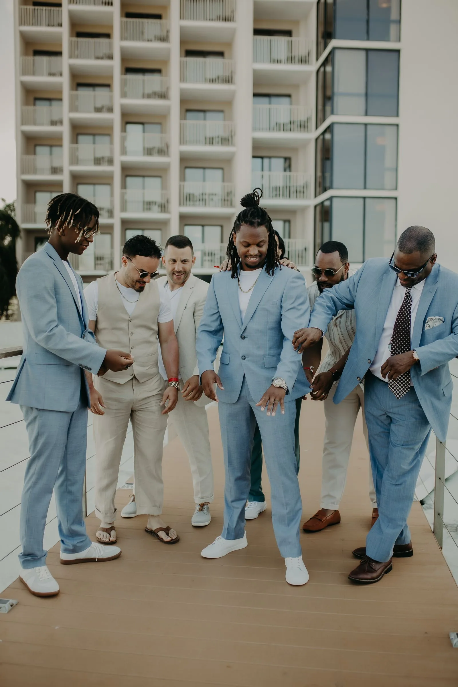 Equipo masculino con vestuario institucional elegante y coordinado